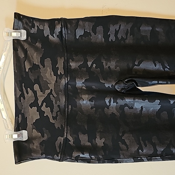 Lot of‎ 2 Women's Camo Leggings Size M - Picture 8 of 13